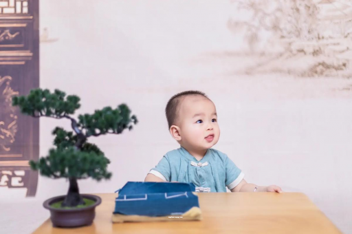 鞍山怀孕肚子中间凹两边凸